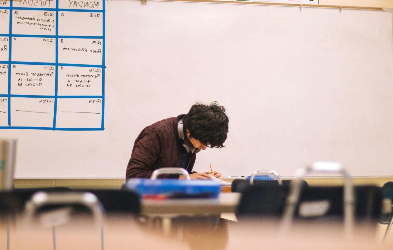Documents financiers et calculatrices pour apprentissage des fondamentaux